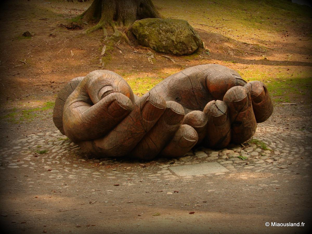 10 - Keswich - Hands